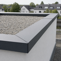 Attikaabdeckung aus Aluminium auf einer Flachdachbruestung mit vorgefertigtem Eckelement